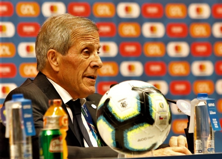 Conferencia de Oscar Tab�rez tras el 1-0 con Chile